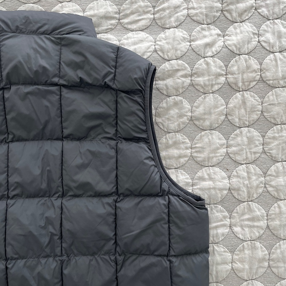 Uniqlo Men's Dark Gray Quilted Puffer Vest - Picture 5 of 9
